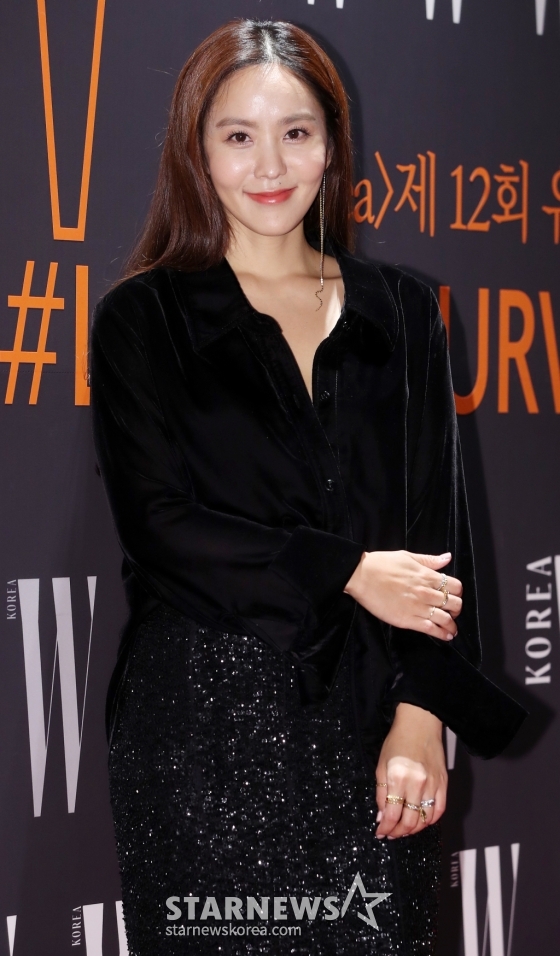 아나운서 박지윤이 27일 오후 서울 용산구 서울드래곤시티에서 진행된 &#039;더블유 코리아 유방암 인식 향상 캠페인 자선 행사&#039; 포토월에 참석해 포즈를 취하고 있다. /사진=김휘선 기자 hwijpg@