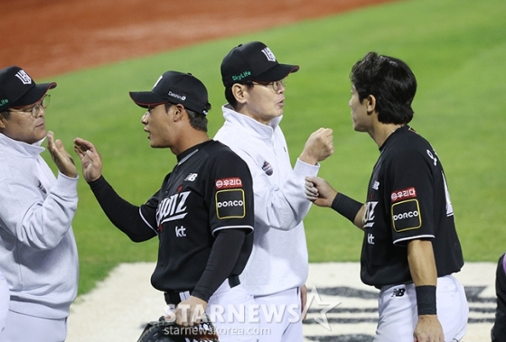 &#039;2024 KBO 포스트시즌 와일드카드 결정1차전&#039; 두산-KT전이 2일 서울 잠실야구장에서 열렸다.  두산에 4-0 완승을 거둔 KT 선수들이 이강철 감독과 팬들의 응원을 받으며 철수하고 있다.