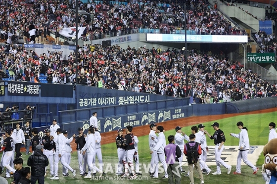 &#039;2024 KBO 포스트시즌 와일드카드 결정1차전&#039; 두산-KT전이 2일 서울 잠실야구장에서 열렸다.  두산에 4-0 완승을 거둔 KT 선수들이 이강철 감독과 팬들의 응원을 받으며 철수하고 있다.