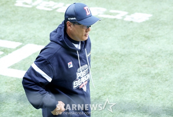 &#039;2024 KBO 포스트시즌 와일드카드 결정2차전&#039; 두산-KT전이 3일 서울 잠실야구장에서 열렸다.  KT에 잇달아 패배하며 준풀레이오프 진출이 무산된 두산 이승엽 감독이 인터뷰 후 경기장을 빠져나가고 있다. /사진=김진경 대기자