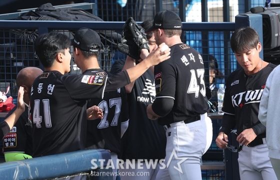 벤자민(오른쪽)이 7회를 마치고 더그아웃으로 향하고 있다. /사진=김진경 대기자