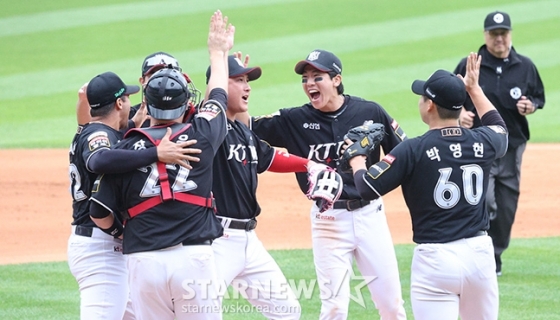 '2024 KBO 포스트시즌 와일드카드 결정2차전' 두산-KT전이 3일 서울 잠실야구장에서 열렸다.  KT가 두산에 1-0으로 승리하며 준플레이오프 진출을 확정한 후 마운드에서 기쁨을 나누고 있다.