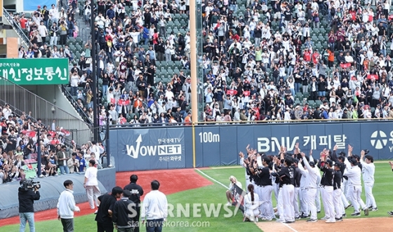 &#039;2024 KBO 포스트시즌 와일드카드 결정2차전&#039; 두산-KT전이 3일 서울 잠실야구장에서 열렸다.  KT가 두산에 1-0으로 승리하며 준플레이오프 진출을 확정한 후 KT 선수들이 팬들과 기쁨을 나누고 있다.