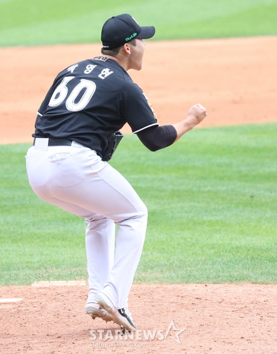 &#039;2024 KBO 포스트시즌 와일드카드 결정2차전&#039; 두산-KT전이 3일 서울 잠실야구장에서 열렸다.  KT 박영현이 9회말 2사에서 두산 박준영을 삼진으로 돌려세운 후 포효하고 있다.