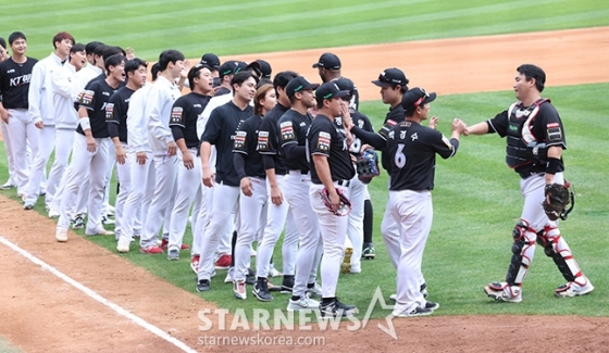 &#039;2024 KBO 포스트시즌 와일드카드 결정2차전&#039; 두산-KT전이 3일 서울 잠실야구장에서 열렸다.  KT가 두산에 1-0으로 승리하며 준플레이오프 진출을 확정한 후 선수들이 기쁨을 나누고 있다.