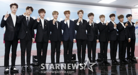 그룹 워너원이 7일 오후 서울 구로구 고척스카이돔에서 진행된 첫 데뷔 미니앨범 &#039;1X1=1(TO BE ONE)&#039; 발매 기념 기자간담회에 참석해 포즈를 취하고 있다. /사진=김휘선 기자 hwijpg@