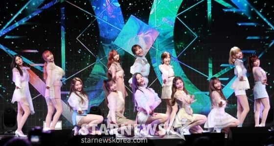 걸그룹 아이즈원이 1일 오후 서울 용산구 한남동 블루스퀘어 아이마켓홀에서 열린 두 번째 미니앨범 &#039;하트아이즈(HEART*IZ)&#039; 발매 기념 쇼케이스에서 멋진 무대를 선보이고 있다.