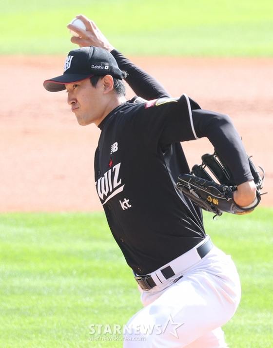 &#039;2024 KBO 포스트시즌 준플레이오프 1차전&#039; LG-KT전이 5일 서울 잠실야구장에서 열렸다. KT 선발 고영표가 1회말 2사에서 LG 오스틴을 삼진으로 돌려세운 후 환호하고 있다. /사진=김진경 대기자