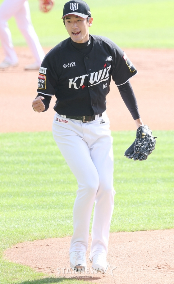 &#039;2024 KBO 포스트시즌 준플레이오프 1차전&#039; LG-KT전이 5일 서울 잠실야구장에서 열렸다.  KT 선발 고영표가 1회말 2사에서 LG 오스틴을 삼진으로 돌려세운 후 환호하고 있다. /사진=김진경 대기자
