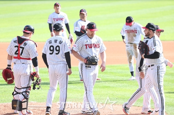 &#039;2024 KBO 포스트시즌 준플레이오프 1차전&#039; LG-KT전이 5일 서울 잠실야구장에서 열렸다. LG 선발 엔스가 6회초 교체되고 있다. /사진=김진경 대기자