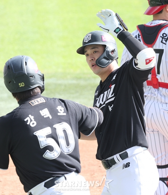 &#039;2024 KBO 포스트시즌 준플레이오프 1차전&#039; LG-KT전이 5일 서울 잠실야구장에서 열렸다.  KT 문상철이 2회초 무사 1루에서 선제 좌월 2점 홈런을 날린 후 홈인하고 있다. /사진=김진경 대기자