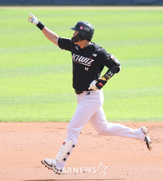 &#039;2024 KBO 포스트시즌 준플레이오프 1차전&#039; LG-KT전이 5일 서울 잠실야구장에서 열렸다.  KT 문상철이 2회초 무사 1루에서 선제 좌월 2점 홈런을 날린 후 그라운드를 돌고 있다. /사진=김진경 대기자