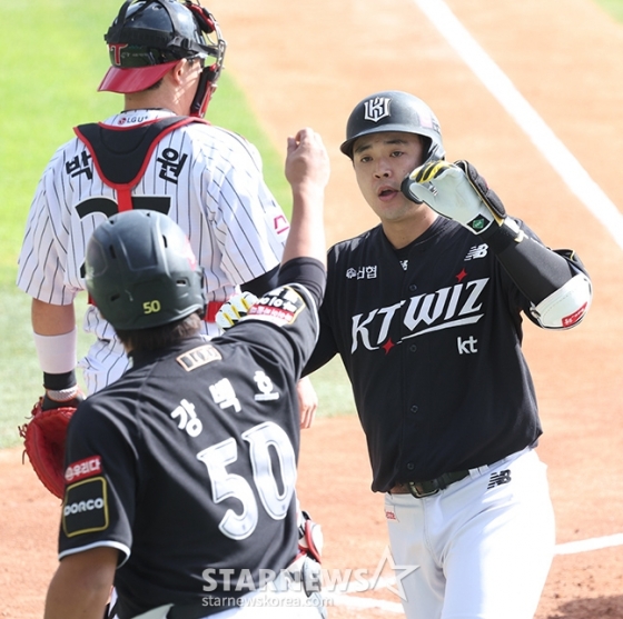 &#039;2024 KBO 포스트시즌 준플레이오프 1차전&#039; LG-KT전이 5일 서울 잠실야구장에서 열렸다.  KT 문상철이 2회초 무사 1루에서 선제 좌월 2점 홈런을 날린 후 홈인하고 있다. /사진=김진경 대기자