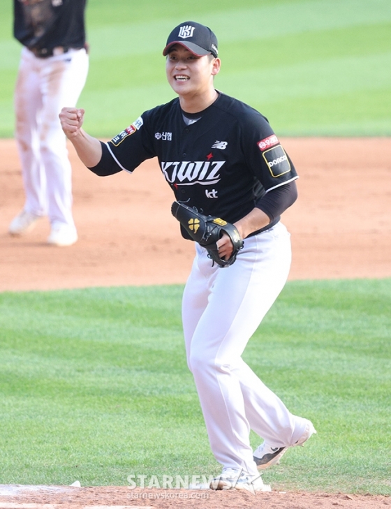 &#039;2024 KBO 포스트시즌 준플레이오프 1차전&#039; LG-KT전이 5일 서울 잠실야구장에서 열렸다.  KT 마무리 박영현이 경기를 매조지한 한 후 환호하고 있다. /사진=김진경 대기자