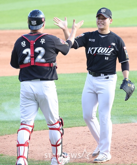 &#039;2024 KBO 포스트시즌 준플레이오프 1차전&#039; LG-KT전이 5일 서울 잠실야구장에서 열렸다.  KT 마무리 박영현(오른쪽)이 경기를 매조지한 한 후 포수 장성우와 기뻐하고 있다. /사진=김진경 대기자