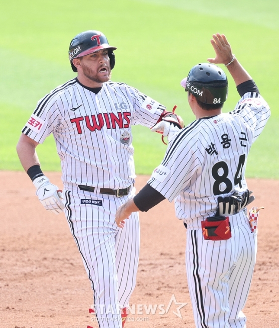 &#039;2024 KBO 포스트시즌 준플레이오프 1차전&#039; LG-KT전이 5일 서울 잠실야구장에서 열렸다.  LG 오스틴이 4회말 1사 2루에서 1타점 적시타를 날리고 출루한 후 세리머니를 선보이고 있다. /사진=김진경 대기자