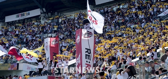 &#039;2024 KBO 포스트시즌 준플레이오프 1차전&#039; LG-KT전이 5일 서울 잠실야구장에서 열렸다.  LG 팬들이 열띤 응원을 펼치고 있다.  /사진=김진경 대기자