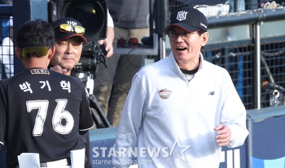 &#039;2024 KBO 포스트시즌 준플레이오프 1차전&#039; LG-KT전이 5일 서울 잠실야구장에서 열렸다.  KT가 LG를 상대로 3-2로 승리를 거둔 후 이강철(오른쪽) 감독이 선수들과 기쁨을 나누고 있다.