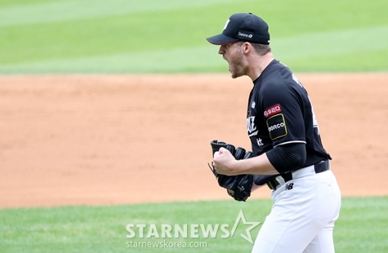  &#039;2024 KBO 포스트시즌 와일드카드 결정2차전&#039; 두산-KT전이 3일 서울 잠실야구장에서 열렸다.  KT 선발 벤자민이 5회말 2사 2루에서 두산 김기연의 투수 앞 땅볼을 직접 처리한 후 포효하고 있다. /사진=김진경 대기자