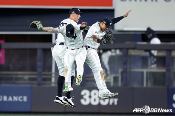 뉴욕 양키스 선수들이 6일 ALDS 1차전에서 승리를 거두고 세리머니를 하고 있다. /AFPBBNews=뉴스1