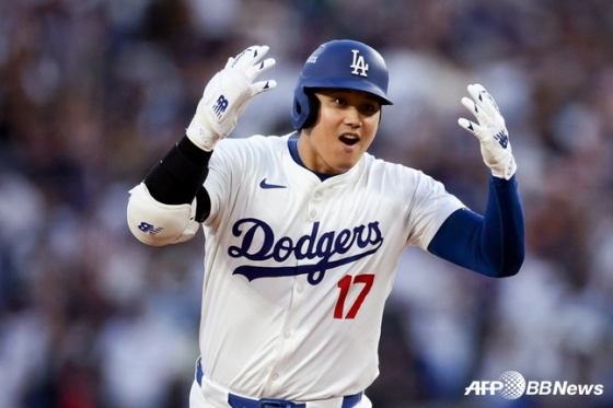 LA 다저스 오타니 쇼헤이가 6일 샌디에이고 파드리스와 2024 MLB NLDS 1차전에서 동점 스리런 홈런을 날리고 기뻐하고 있다. /AFPBBNews=뉴스1