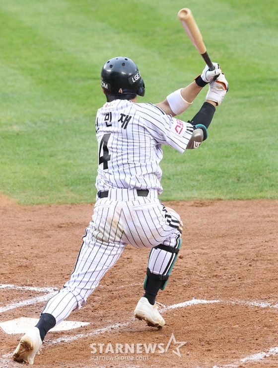 &#039;2024 KBO 포스트시즌 준플레이오프 2차전&#039; LG-KT전이 6일 서울 잠실야구장에서 열렸다.  LG 신민재가 6회말 1사 만루에서 주자일소로 이어지는 좌전 안타를 날리고 있다. /사진=김진경 대기자