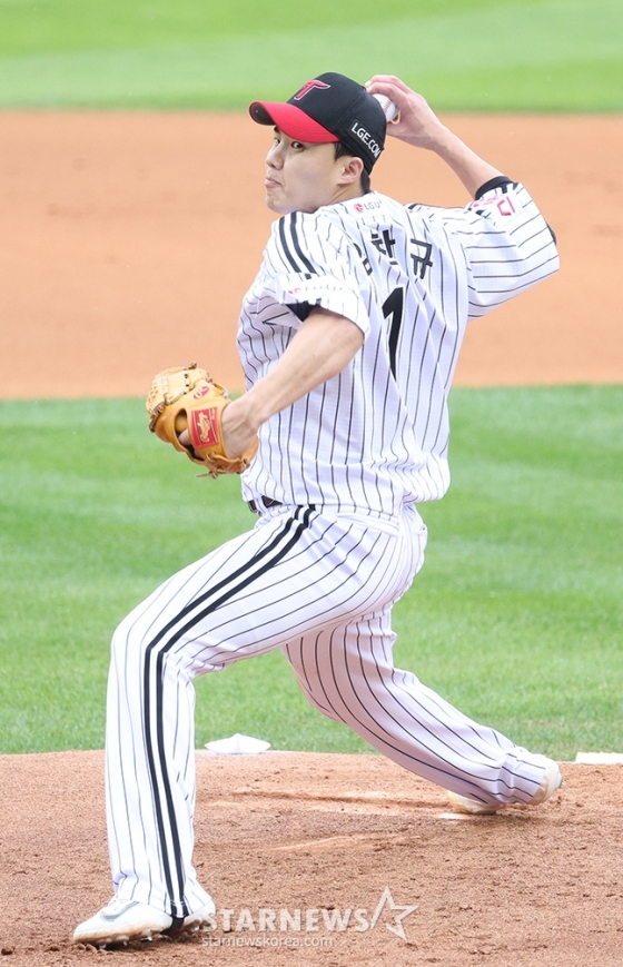 &#039;2024 KBO 포스트시즌 준플레이오프 2차전&#039; LG-KT전이 6일 서울 잠실야구장에서 열렸다. LG 선발 임찬규가 역투하고 있다. /사진=김진경 대기자