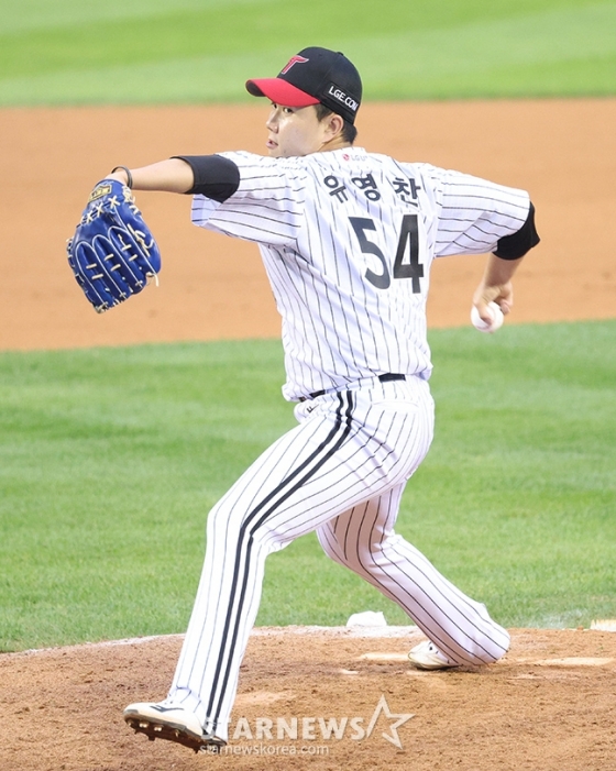 &#039;2024 KBO 포스트시즌 준플레이오프 2차전&#039; LG-KT전이 6일 서울 잠실야구장에서 열렸다.  LG 마무리 유영찬이 역투하고 있다. /사진=김진경 대기자