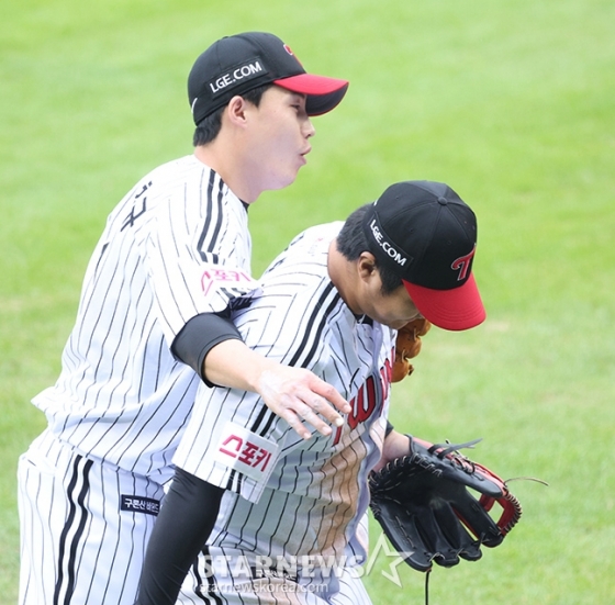 &#039;2024 KBO 포스트시즌 준플레이오프 2차전&#039; LG-KT전이 6일 서울 잠실야구장에서 열렸다.  LG 선발 임찬규(왼쪽)가 5회초 2사에서 KT 장성우의 안타성 타구를 3루수 문보경이 호수비로 처리하자 고마움을 전하고 있다. /사진=김진경 대기자