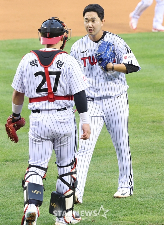 &#039;2024 KBO 포스트시즌 준플레이오프 2차전&#039; LG-KT전이 6일 서울 잠실야구장에서 열렸다.  LG 마무리 유영찬(오른쪽)이 경기를 마무리한 후 포수 박동원과 기쁨을 나누고 있다. /사진=김진경 대기자