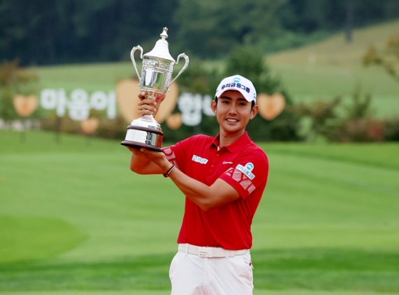 이수민이 6일 경기도 여주의 페럼클럽에서 열린 KPGA 투어 현대해상 최경주 인비테이셔널 대회 최종 4라운드 종료 후 우승 트로피를 들고 기뻐하고 있다. /사진=KPGA 제공 