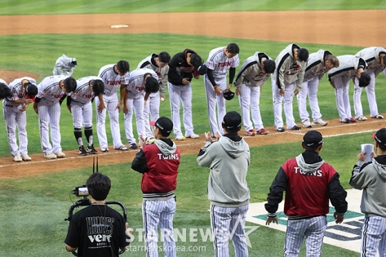 &#039;2024 KBO 포스트시즌 준플레이오프 2차전&#039; LG-KT전이 6일 서울 잠실야구장에서 열렸다.  LG 선수들이 KT에 7-2 승리 후 팬들에 인사하고 있다.