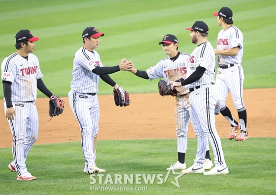 &#039;2024 KBO 포스트시즌 준플레이오프 2차전&#039; LG-KT전이 6일 서울 잠실야구장에서 열렸다.  LG 선수들이 KT에 승리 후 마운드에 모여 기쁨을 나누고 있다.