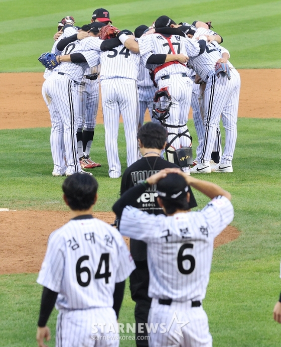 &#039;2024 KBO 포스트시즌 준플레이오프 2차전&#039; LG-KT전이 6일 서울 잠실야구장에서 열렸다.  LG 선수들이 KT에 승리 후 마운드에 모여 기쁨을 나누고 있다.