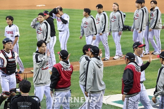 &#039;2024 KBO 포스트시즌 준플레이오프 2차전&#039; LG-KT전이 6일 서울 잠실야구장에서 열렸다  LG 선수들이 KT에 7-2 승리 후 염경엽 감독과 하이파이브하고 있다. /사진=김진경 대기자