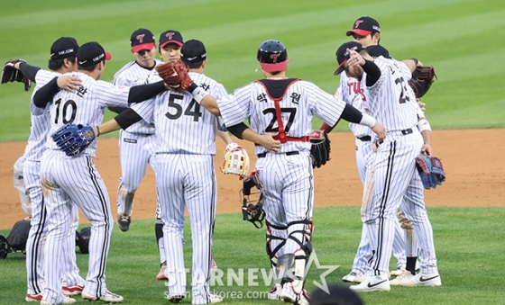 &#039;2024 KBO 포스트시즌 준플레이오프 2차전&#039; LG-KT전이 6일 서울 잠실야구장에서 열렸다.  LG 선수들이 KT에 7-2 승리 후 마운드에 모여 기쁨을 나누고 있다. /사진=김진경 대기자