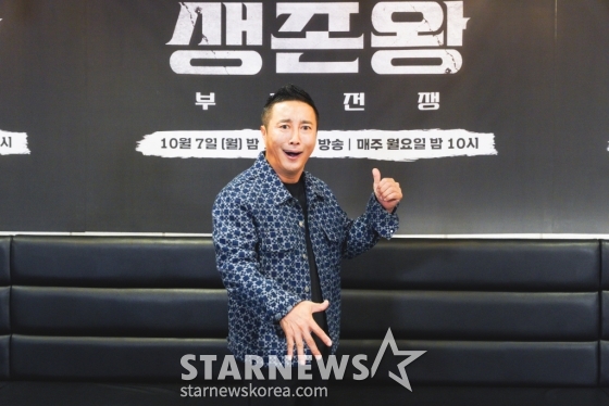 방송인 김병만이 7일 오후 온라인으로 진행된 TV CHOSUN 정글 서바이벌 '생존왕 : 부족전쟁' 제작발표회에 참석해 포즈를 취하고 있다.   '생존왕 : 부족전쟁'은 피지컬·정글·군인·국가대표 등 총 4팀으로 나뉜 12명의 정예 멤버가 정글 오지에서 10일간 자급자족으로 살아남으며 총 3라운드의 대결로 '생존 최강자'를 가리는 서바이벌 예능이다. / 사진제공 = TV조선 /사진=김창현