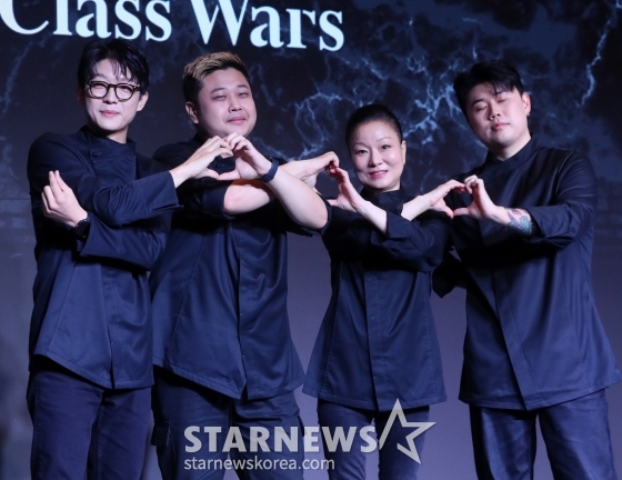 트리플 스타, 요리하는 돌아이, 이모카세 1호, 나폴리 맛피아가 7일 오전 서울 마포구 호텔 나루 서울 엠갤러리에서 진행된 넷플릭스 예능 &#039;흑백요리사: 요리 계급 전쟁&#039; TOP8 기자간담회에 참석해 포즈를 취하고 있다.  &#039;흑백요리사: 요리 계급 전쟁&#039;은 맛 하나는 최고라고 평가받는 재야의 고수 &#039;흑수저&#039; 셰프들이 대한민국 최고의 스타 셰프 &#039;백수저&#039;들에게 도전장을 내밀며 치열하게 맞붙는 100인의 요리 계급 전쟁이다. 2024.10.07 /사진=김창현