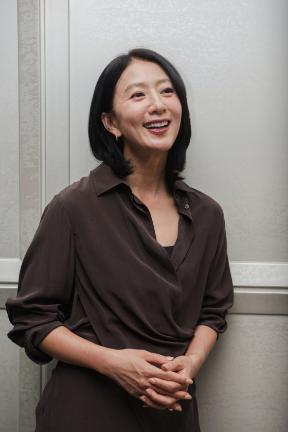 배우 김희애가 7일 오후 서울 종로구 삼청동의 한 카페에서 진행된 영화 &#039;보통의 가족&#039; 관련 인터뷰를 위해 포즈를 취하고 있다.  &#039;보통의 가족&#039;은 각자의 신념을 가지고 살아가던 네 사람이 아이들의 범죄현장이 담긴 CCTV를 보게 되면서 모든 것이 무너져가는 모습을 담은 웰메이드 서스펜스. 오는 16일 개봉. / 사진제공 = (주)하이브미디어코프, (주)마인드마크) /사진=김창현