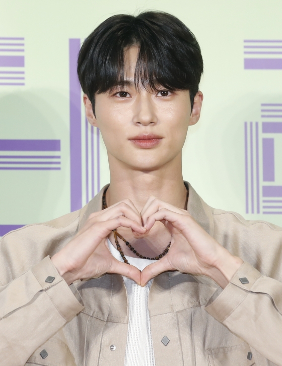 (서울=뉴스1) 권현진 기자 = 배우 변우석이 31일 서울 강남구 코엑스 메가박스에서 열린 영화 &#039;원더랜드‘ VIP 시사회에서 포즈를 취하고 있다.   &#039;원더랜드&#039;는 죽은 사람을 인공지능으로 복원하는 영상통화 서비스 &#039;원더랜드’를 통해 사랑하는 사람과 다시 만나는 이야기를 담은 작품이다. 2024.5.31/뉴스1  Copyright (C) 뉴스1. All rights reserved. 무단 전재 및 재배포,  AI학습 이용 금지. /사진=(서울=뉴스1) 권현진 기자