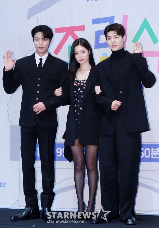 배우 황인엽, 정채연, 배현성이 8일 오전 서울 구로구 라마다 서울 신도림호텔에서 진행된 JTBC 수요드라마 &#039;조립식 가족&#039; 제작발표회에 참석해 포즈를 취하고 있다.  &#039;조립식 가족&#039;은 10년은 가족으로 함께 했고, 10년은 남남으로 그리워했던 세 청춘이 다시 만나 펼쳐지는 로맨스다. 오는 9일 첫 방송. 2024.10.08 /사진=김창현