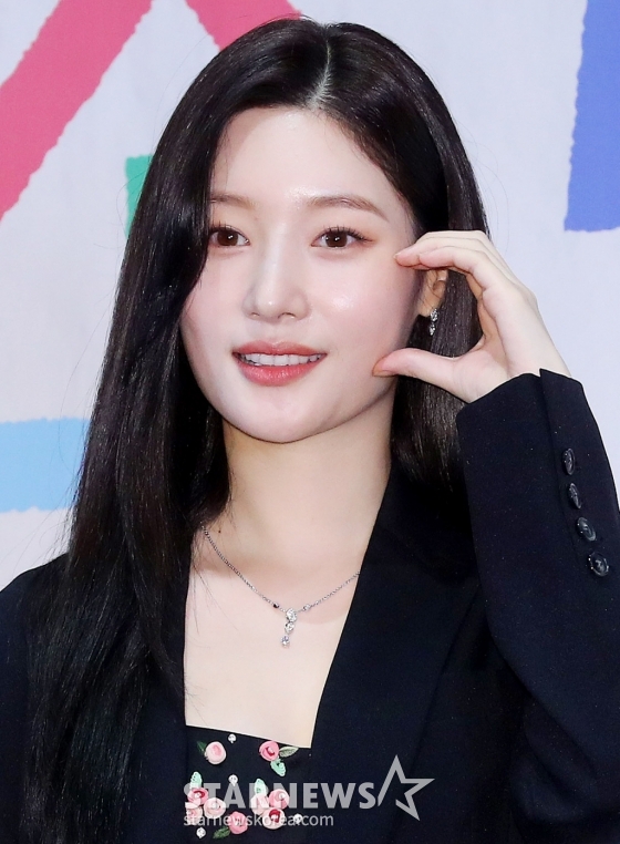 배우 정채연이 8일 오전 서울 구로구 라마다 서울 신도림호텔에서 진행된 JTBC 수목드라마 &#039;조립식 가족&#039; 제작발표회에 참석해 포즈를 취하고 있다.  &#039;조립식 가족&#039;은 10년은 가족으로 함께 했고, 10년은 남남으로 그리워했던 세 청춘이 다시 만나 펼쳐지는 로맨스다. 오는 9일 첫 방송. 2024.10.08 /사진=김창현