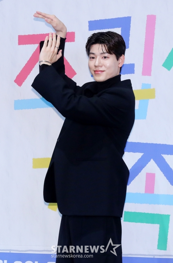 배우 배현성이 8일 오전 서울 구로구 라마다 서울 신도림호텔에서 진행된 JTBC 수요드라마 &#039;조립식 가족&#039; 제작발표회에 참석해 포즈를 취하고 있다.  &#039;조립식 가족&#039;은 10년은 가족으로 함께 했고, 10년은 남남으로 그리워했던 세 청춘이 다시 만나 펼쳐지는 로맨스다. 오는 9일 첫 방송. 2024.10.08 /사진=김창현