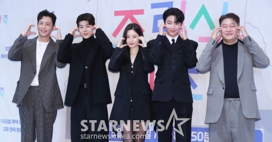 배우 최원영, 배현성, 정채연, 황인엽 최무성이 8일 오전 서울 구로구 라마다 서울 신도림호텔에서 진행된 JTBC 수요드라마 &#039;조립식 가족&#039; 제작발표회에 참석해 포즈를 취하고 있다.  &#039;조립식 가족&#039;은 10년은 가족으로 함께 했고, 10년은 남남으로 그리워했던 세 청춘이 다시 만나 펼쳐지는 로맨스다. 오는 9일 첫 방송. 2024.10.08 /사진=김창현