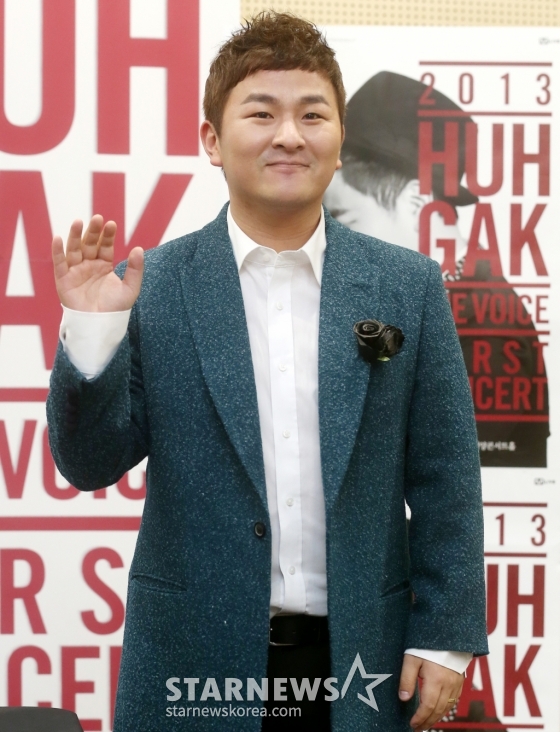 가수 허각이 디지털미니앨범 &#039;Reminisce&#039;로 컴백한 가운데 15일 오후 서울 연세대학교 백양콘서트홀에서 열리는 콘서트를 앞두고 기자회견을 갖고 있다. /사진=홍봉진기자 honggga@