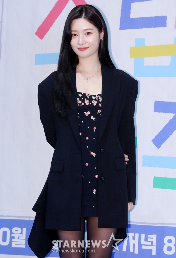 배우 정채연이 8일 오전 서울 구로구 라마다 서울 신도림호텔에서 진행된 JTBC 수요드라마 &#039;조립식 가족&#039; 제작발표회에 참석해 포즈를 취하고 있다.  &#039;조립식 가족&#039;은 10년은 가족으로 함께 했고, 10년은 남남으로 그리워했던 세 청춘이 다시 만나 펼쳐지는 로맨스다. 오는 9일 첫 방송. 2024.10.08 /사진=김창현