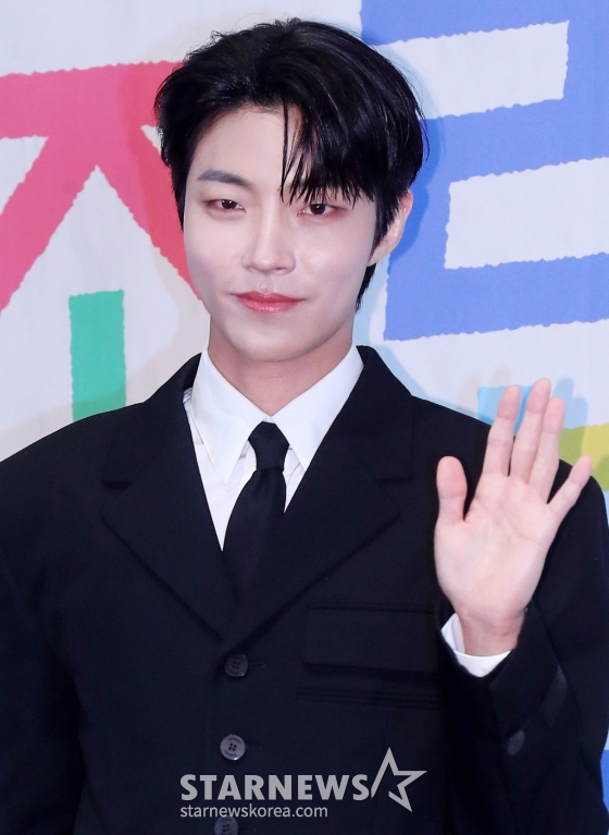 배우 황인엽이 8일 오전 서울 구로구 라마다 서울 신도림호텔에서 진행된 JTBC 수요드라마 &#039;조립식 가족&#039; 제작발표회에 참석해 포즈를 취하고 있다.  &#039;조립식 가족&#039;은 10년은 가족으로 함께 했고, 10년은 남남으로 그리워했던 세 청춘이 다시 만나 펼쳐지는 로맨스다. 오는 9일 첫 방송. 2024.10.08 /사진=김창현