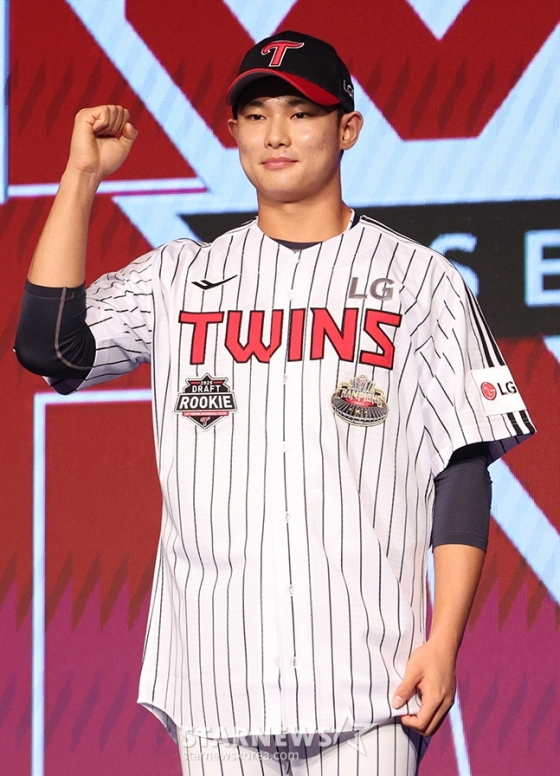 'KBO 2025 신인 드래프트'가 11일 오후 서울 송파구 롯데호텔 월드 크리스탈 볼룸에서 열렸다.  LG에 지명된 서울고 김영우가 포토타임을 갖고 있다. /사진=김진경 대기지