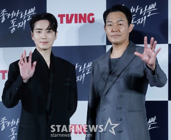배우 이준혁, 박성웅이 8일 오후 서울 용산구 아이파크몰 CGV에서 진행된 티빙 오리지널 &#039;좋거나 나쁜 동재&#039; 제작발표회에 참석해 인사말을 하고 있다.  &#039;좋거나 나쁜 동재&#039;는 장르물의 한 획을 그은 &lt;비밀의 숲&gt; 시리즈의 스핀오프. 스폰 검사라는 과거에서 벗어나 현재로 인정받고 싶은 검사 서동재의 화끈한 생존기를 그린다. 오는 10일 공개. 2024.10.08 /사진=김창현