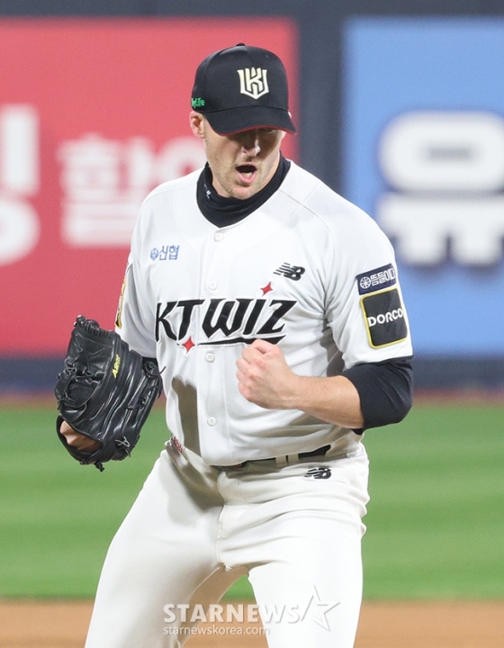 &#039;2024 KBO 포스트시즌 준플레이오프 3차전&#039; KT-LG전이 8일 수원 KT위즈파크에서 열렸다.  KT 선발 벤자민이 역투하고 있다. /사진=김진경 대기자